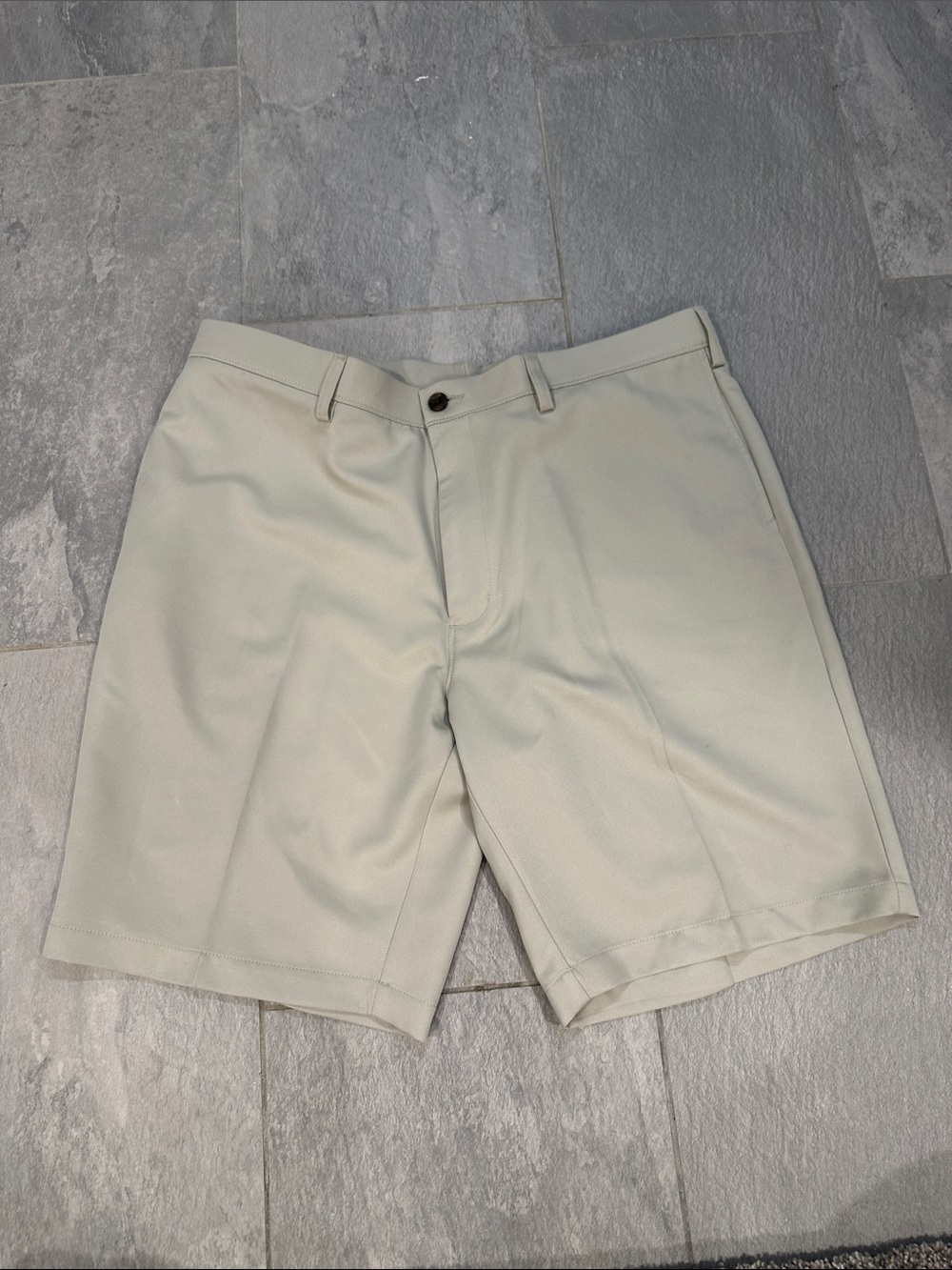 Men's Classic HAGGAR Golf Shorts - Cream. SIZE 38